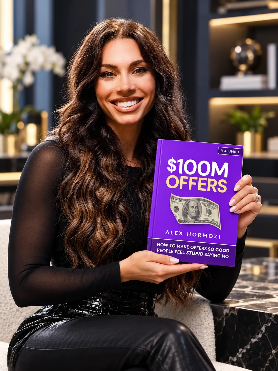 Leila Hormozi segurando o livro $100M Offers